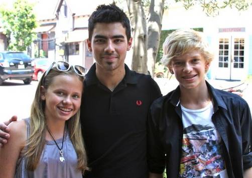 Cody Simpson posó junto a Joe Jonas Cody Simpson posó junto a Joe Jonas