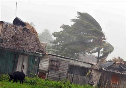 'Paula' se debilita en Cuba y pasa a tormenta tropical con lluvias intensas