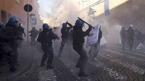 El apoyo del legislativo a Berlusconi desata las protestas en Roma