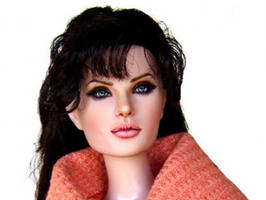 Personaje de Angelina Jolie inspira creación de una muñeca