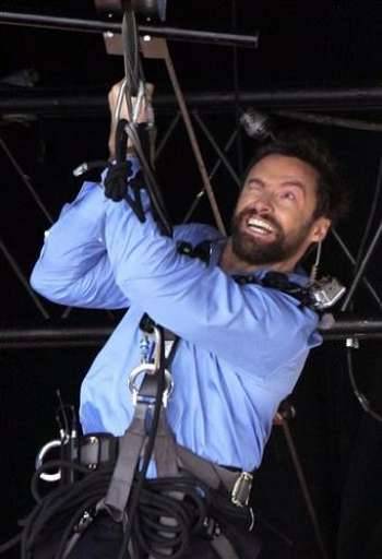 Hugh Jackman se lastima un ojo en programa de Oprah Winfrey