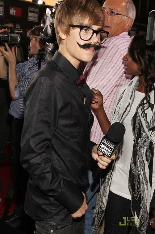 Fotos: Justin Bieber usó bigote en los Critics' Choice Awards