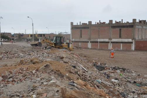 Surco: Retiran desmonte en calles del distrito