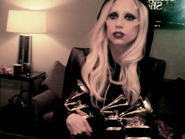 Lady Gaga contenta con sus Grammys