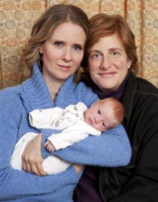 Cynthia Nixon presenta a su bebé Max Ellington