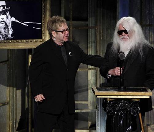 Elton John se riende ante Leon Russell