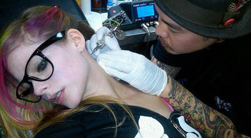 Avril Lavigne se hace Tattoo en la nuca