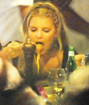 Jessica Simpson se muere de amor y de hambre Jessica Simpson se muere de amor y de hambre