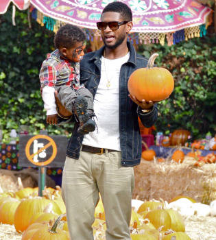 Usher adelanta Halloween con sus hijos