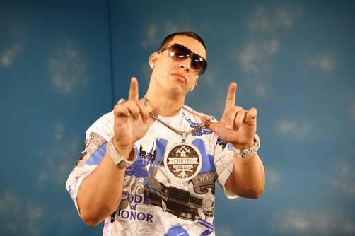Daddy Yankee autografía disco de minero chileno