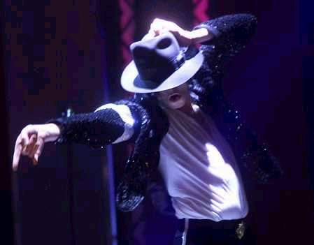 'Hold My Hand' de Michael Jackson causa revuelo en su estreno