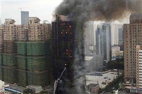 China: Incendio en un edificio de Shanghái, deja al menos 40 muertos