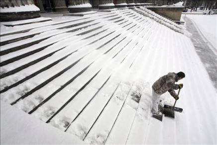 Alemania: La nieve fuerza a cortar carreteras y suspender vuelos