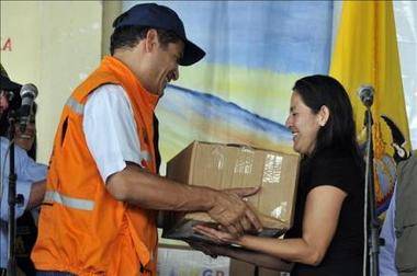Colombia: Correa entrega ayuda humanitaria a los damnificados por las lluvias