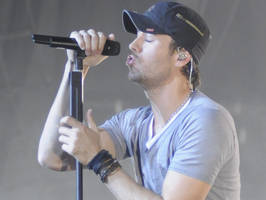 Hermanos de Enrique Iglesias lo sorprenden en concierto