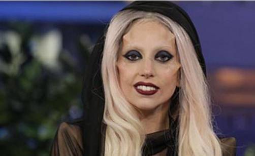 Lady Gaga se cambia el rostro