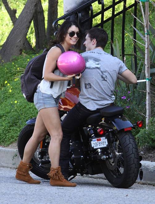 Vanessa Hudgens y Josh Hutcherson salen a pasear en moto