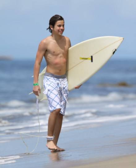 Mi rcoles 16 de junio del 2010 Tweet Fotos de Jake T Austin surfeando en