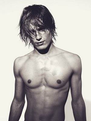 Douglas Booth será el galán de Miley Cyrus