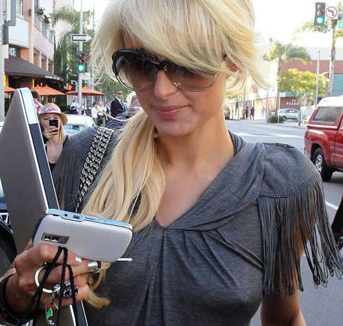 Paris Hilton se pasea por las calles sin brassiere