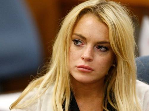 Lindsay Lohan pasea con los pechos al descubierto