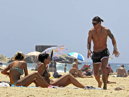 Sergio Ramos luce tatuajes en la playa