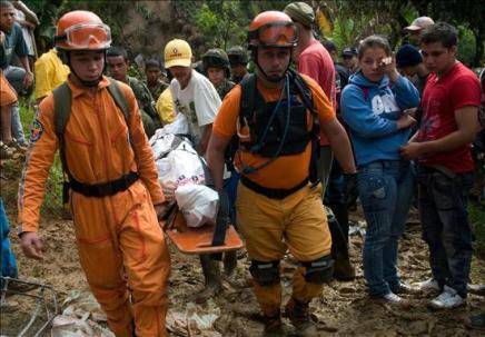 Cuatro muertos deja un alud de tierra en una barriada del norte de Bogotá