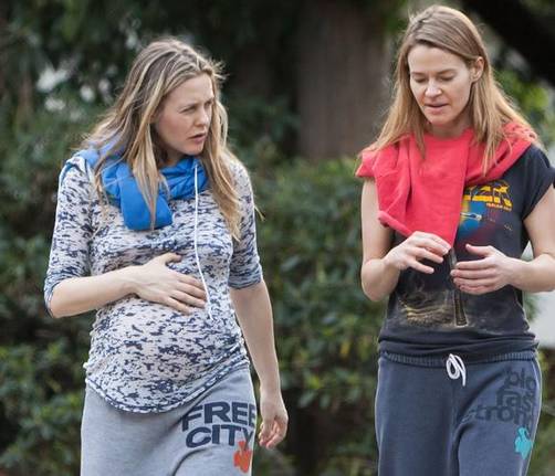 Alicia Silverstone luce embarazo en calles de California