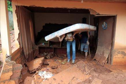 Riesgo de nuevos deslizamientos en Río obliga a familias a abandonar sus casas