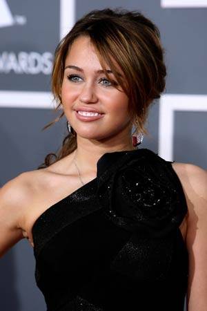 Miley Cyrus molesta con su padre por sus declaraciones