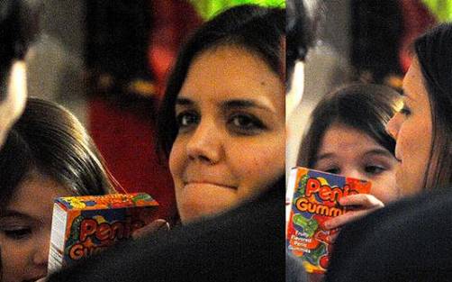 Suri Cruise con caja de dulces xxx