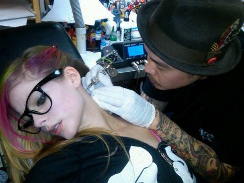 Avril Lavigne y su nuevo tatuaje