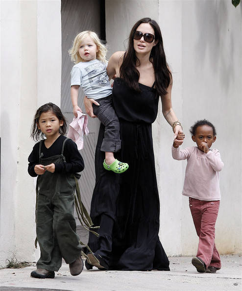 Angelina Jolie y sus hijos juegan con sangre artificial