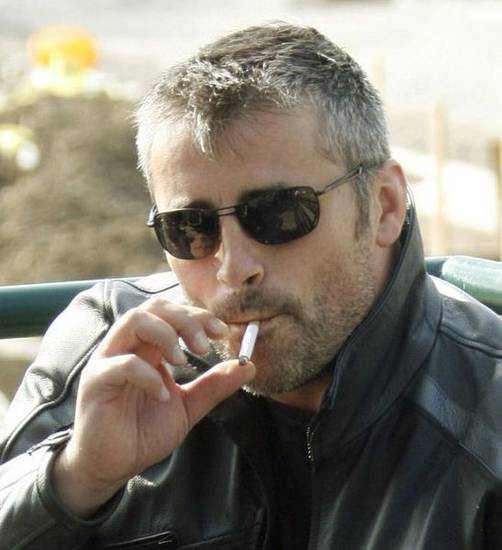 Matt LeBlanc es captado fumando un extraño cigarrillo