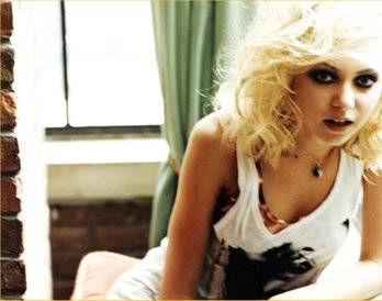 Taylor Momsen en sexy portada de 'Revolver'