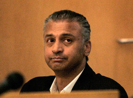 Shelley Malil es condenado a cadena perpetua por apuñalar a su ex novia Shelley Malil es condenado a cadena perpetua por apuñalar a su ex novia