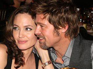 Angelina Jolie le regala anillo de 'boda familiar' a Brad Pitt