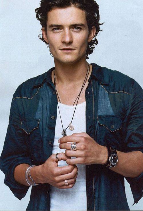 Orlando Bloom es fotografiado orinando al aire libre