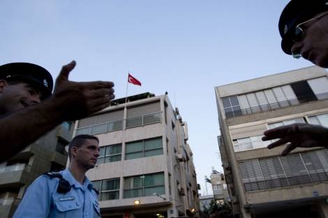 Hombre se atrinchera en la embajada de Turquía en Israel Hombre se atrinchera en la embajada de Turquía en Israel