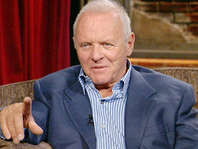 Anthony Hopkins llega a EU con 'You Will Meet a Tall Dark Stranger'