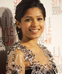 Freida Pinto en Oro Negro junto a Antonio Banderas