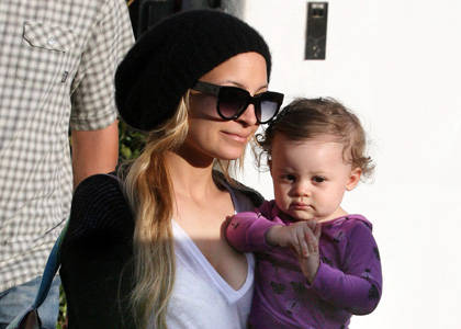 Nicole Richie molesta con acoso de paparazzis a su hija