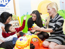 Los OV7 visitan a niños en rehabilitación
