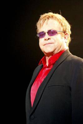 Elton John no sabe quién es el padre biológico de su hijo