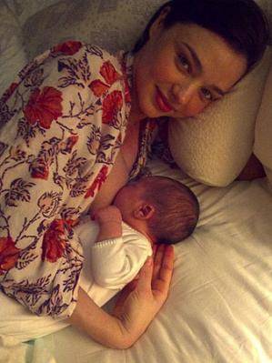 Miranda Kerr presenta a su bebé en una foto casera