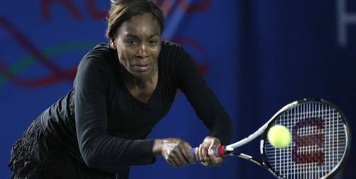 Venus Williams sufre en Australia pero avanza con Wozniacki y Henin