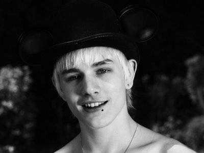 Luke Worrall el ex de Kelly Osbourne le puso los cuernos con un transexual