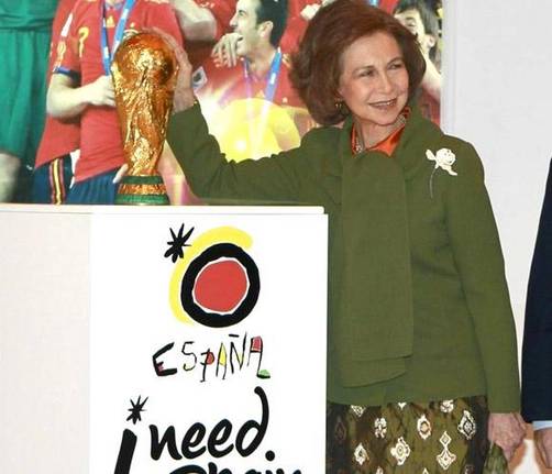 Reina Sofía posa con la copa mundial en inauguración de Fitur