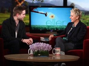 Robert Pattinson confiesa a Ellen DeGeneres que se cortó el cabello por tener piojos