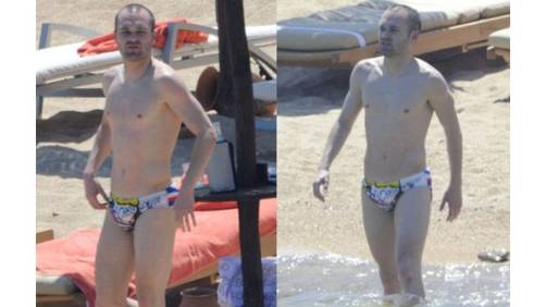 Andrés Iniesta de vacaciones en Italia lució una llamativa ropa de baño Andrés Iniesta de vacaciones en Italia lució una llamativa ropa de baño